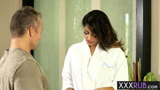 Babe Sexy Sophia Leoa, ajoelhou-se e engoliu o pau após a massagem