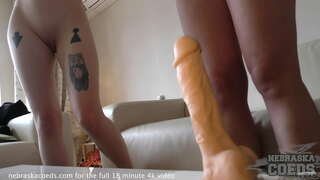 متوحش کننده, برهنه در تلاش های مختلف اسباب بازی را ببینید که چگونه بزرگ است بیش از حد بزرگ