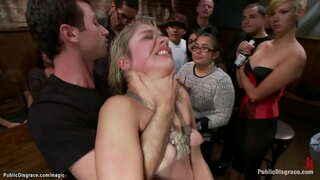 Blondi dominatrix Lorelei Lee siteet suukapula blondi polvet ja keppejä häntä väkijoukkoon julkinen paikka sitten James Deen ja muukalainen gangbangs hänen