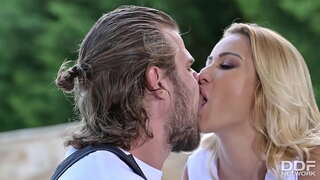 Bombasse Blonde Cherry Kiss, Anal Baisée par le Plombier du Tuyau