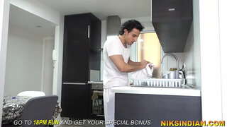 Кызматчысы увидел катары кызы хозяина писает, анан трахнул аны задницу