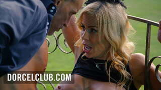 Блондинкаос паркын секслы милфа грудастый