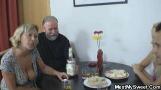 Mga batang kagandahan ay may sex sa mag-asawang