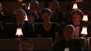 Celia Jones - lesbian - en brut mostra amb una ampolla i un baseballbat