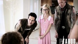 Virgin babe blonde baisée première fois