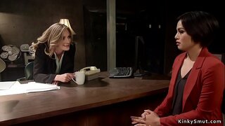 Blonde lesbisch anaal neukt de brunette plaatsvervangend officier met riem op pik