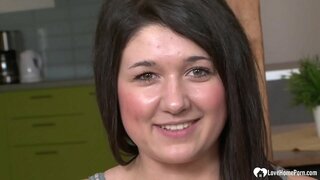 Amatööri kauneus imee hänen kova musta mulkku ja saada hänen puss perseestä kova.