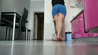 Mamma spelar på kök. Mycket kåt och våt fitta