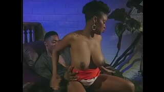 Svart fyr licks hårete fitte ibenholt babe og fucks hennes doggy style på stolen