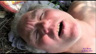 Det ludder ser to gamle menn knuller i det åpne landskapet og blir med dem