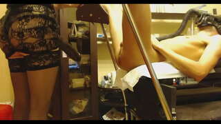 Momak Uzima Gigantski Strapon U Bulju